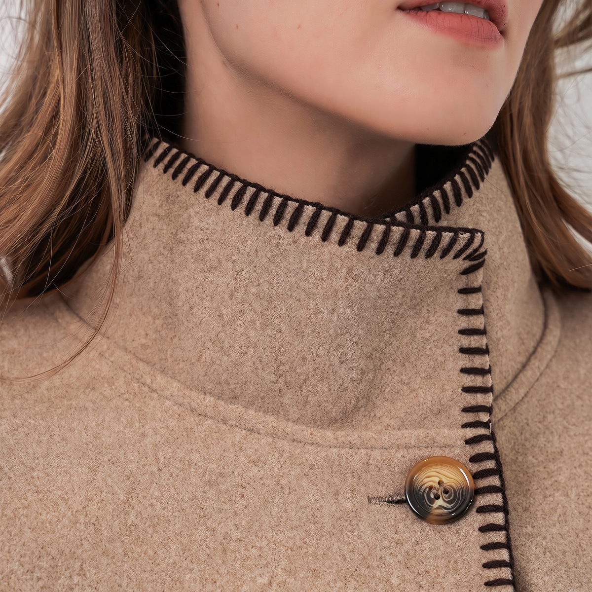 Beiges Oversize-Poncho mit Gürtel und Kontrastnaht