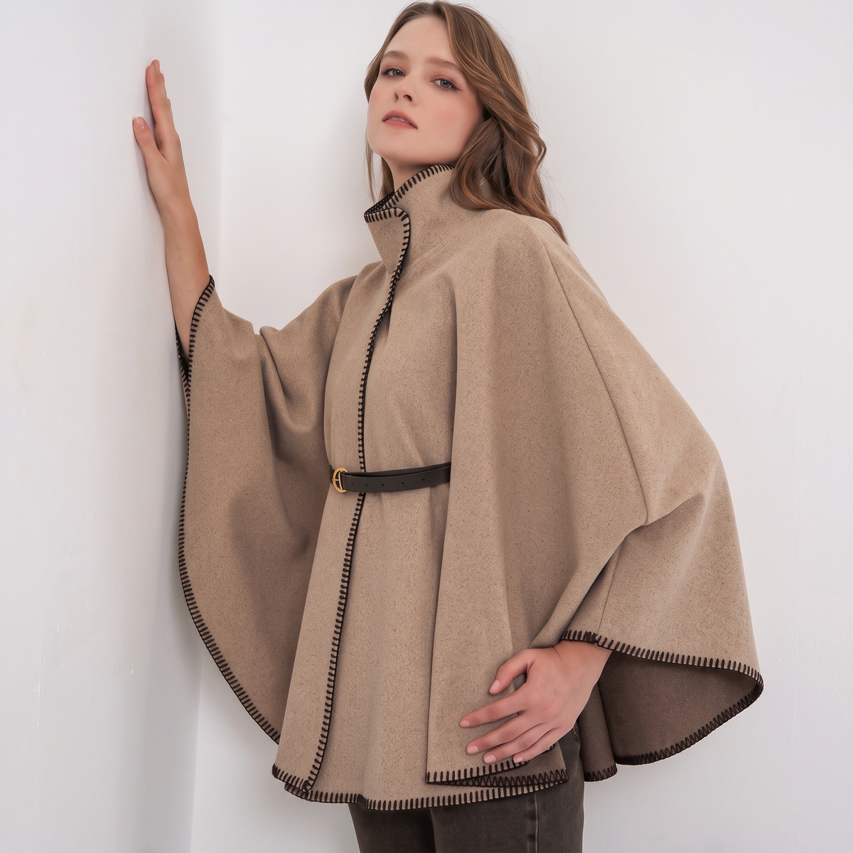 Beiges Oversize-Poncho mit Gürtel und Kontrastnaht
