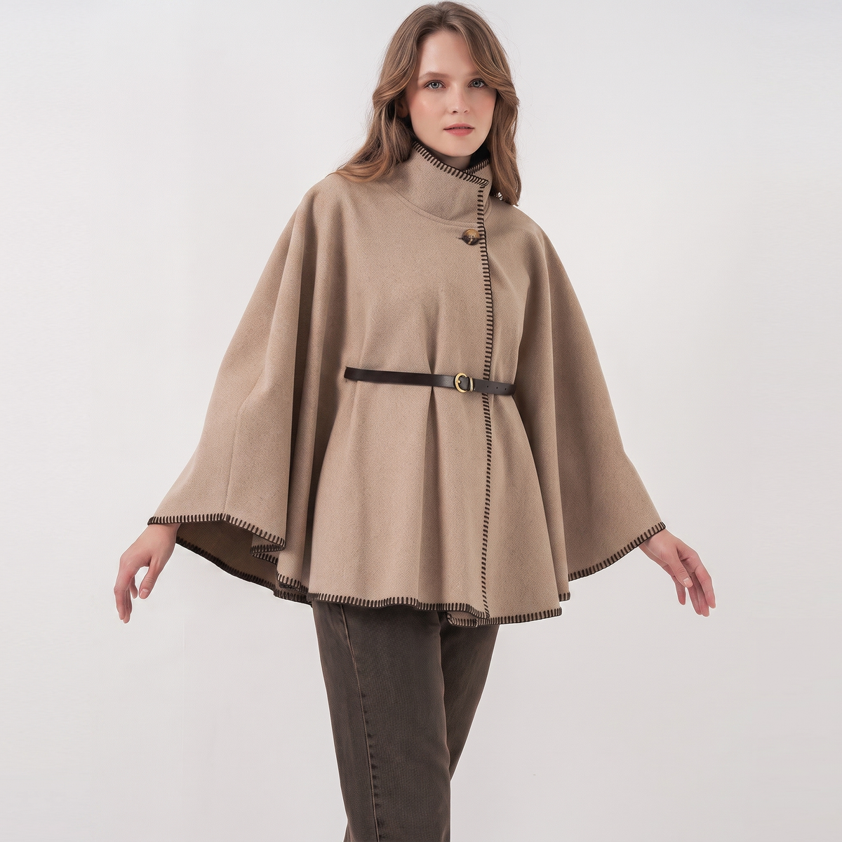 Beiges Oversize-Poncho mit Gürtel und Kontrastnaht