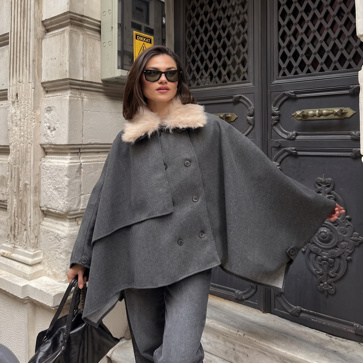 Elegantes, graues Oversize-Cape-Poncho mit Kunstfellkragen