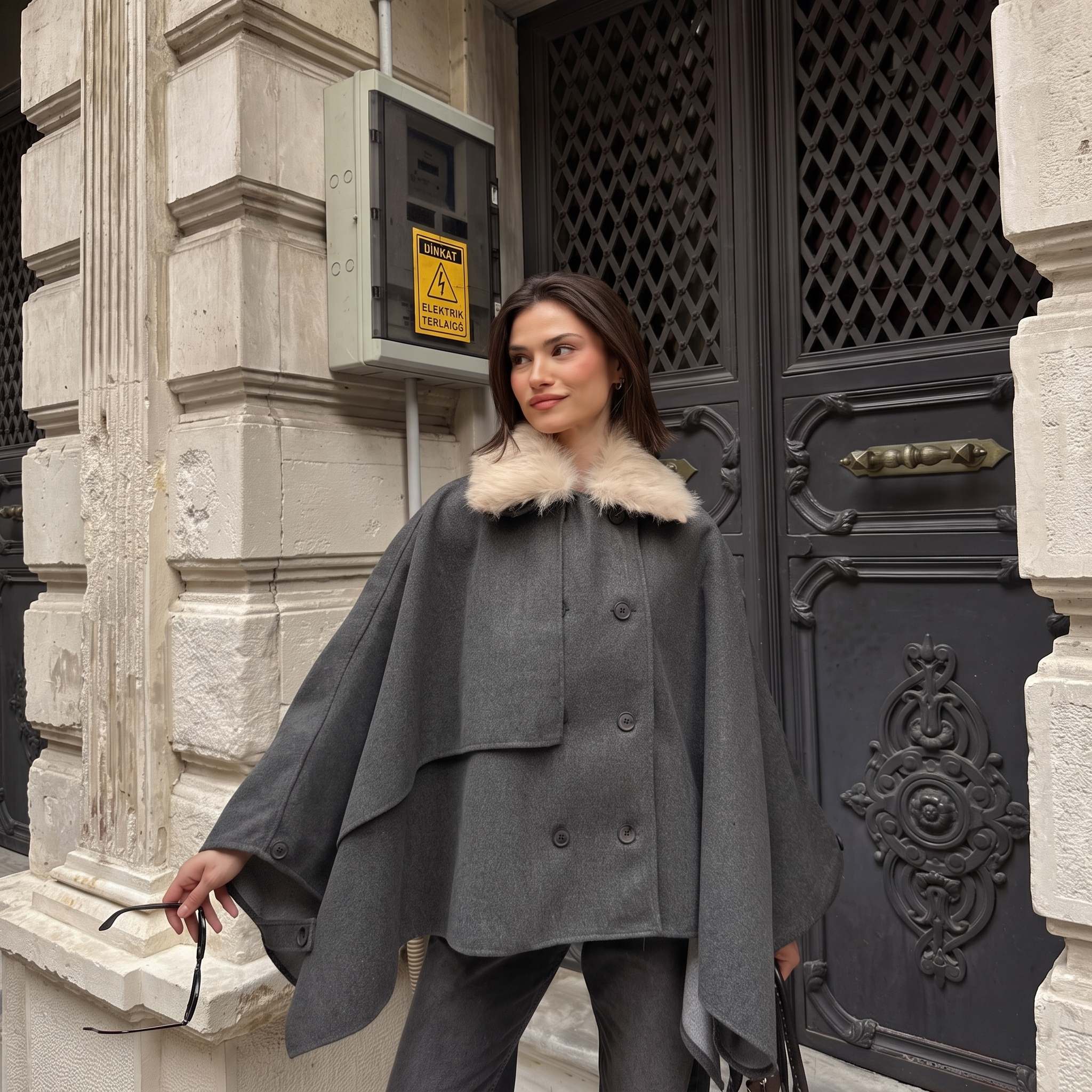 Elegantes, graues Oversize-Cape-Poncho mit Kunstfellkragen