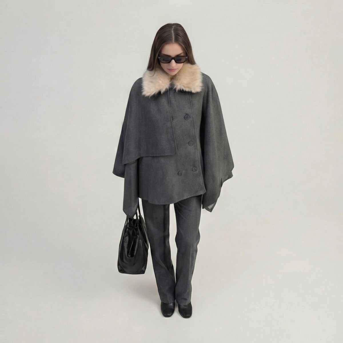 Elegantes, graues Oversize-Cape-Poncho mit Kunstfellkragen