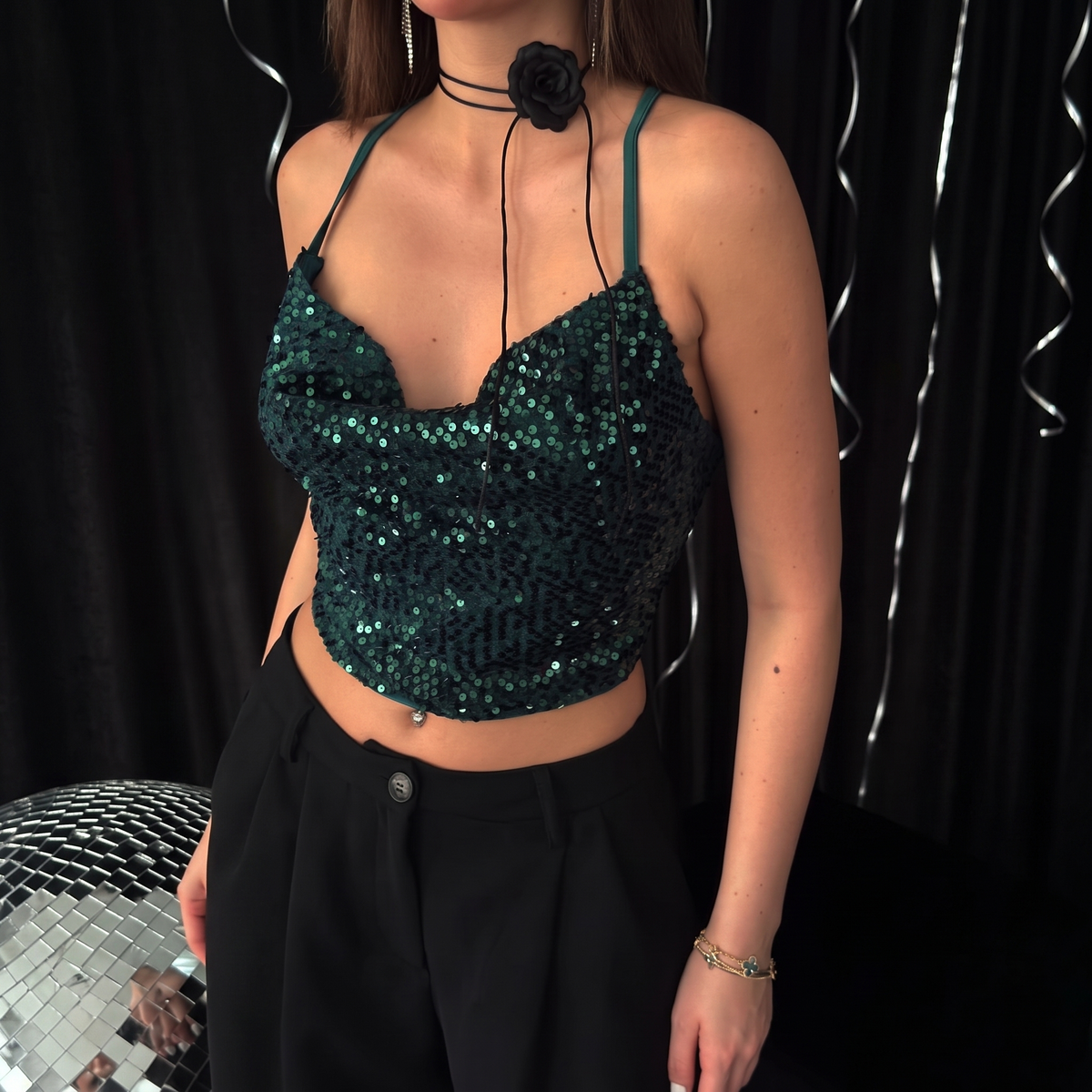 Smaragdgrünes Pailletten-Crop-Top mit Wasserfallausschnitt und Spagettiträgern