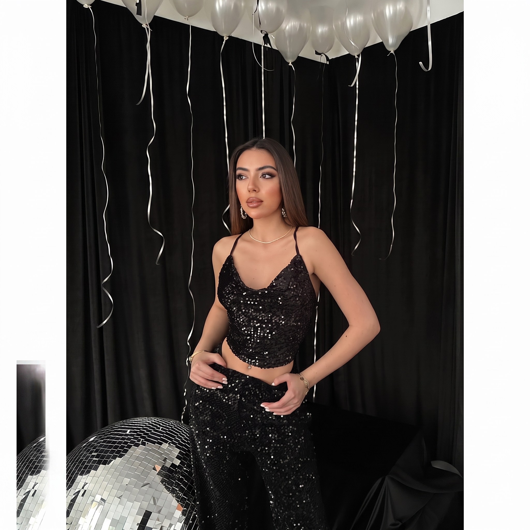 Glamouröses, schwarzes Pailletten-Crop-Top mit Wasserfallausschnitt und Spaghettiträgern
