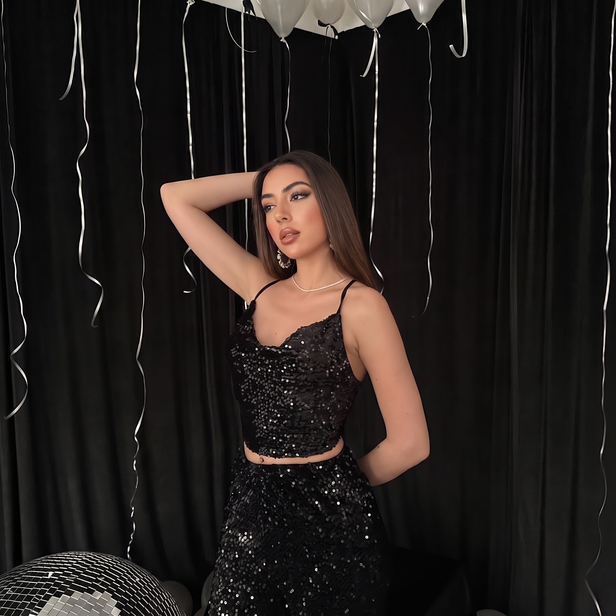 Glamouröses, schwarzes Pailletten-Crop-Top mit Wasserfallausschnitt und Spaghettiträgern