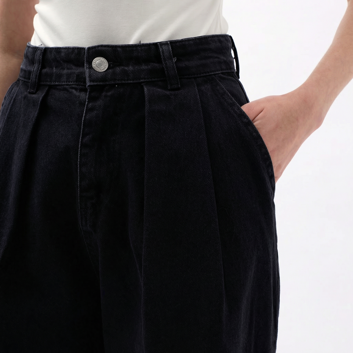 Schwarze Mom Jeans mit hoher Taille, Faltenwurf und geradem Bein