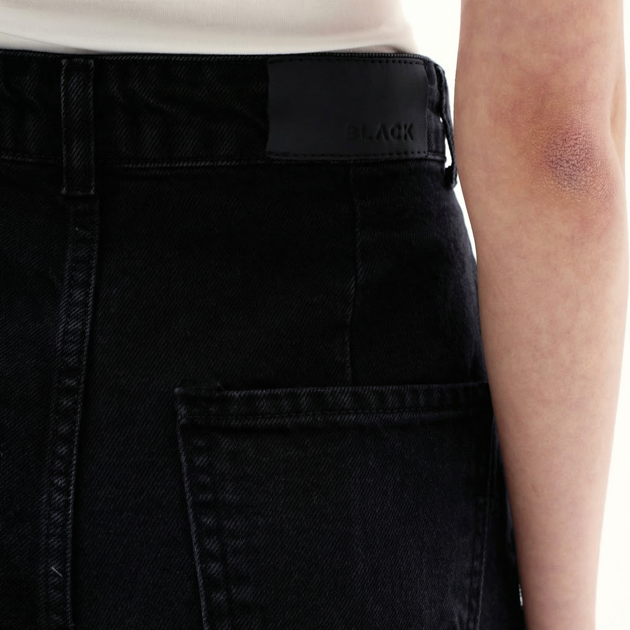 Schwarze Mom Jeans mit hoher Taille, Faltenwurf und geradem Bein