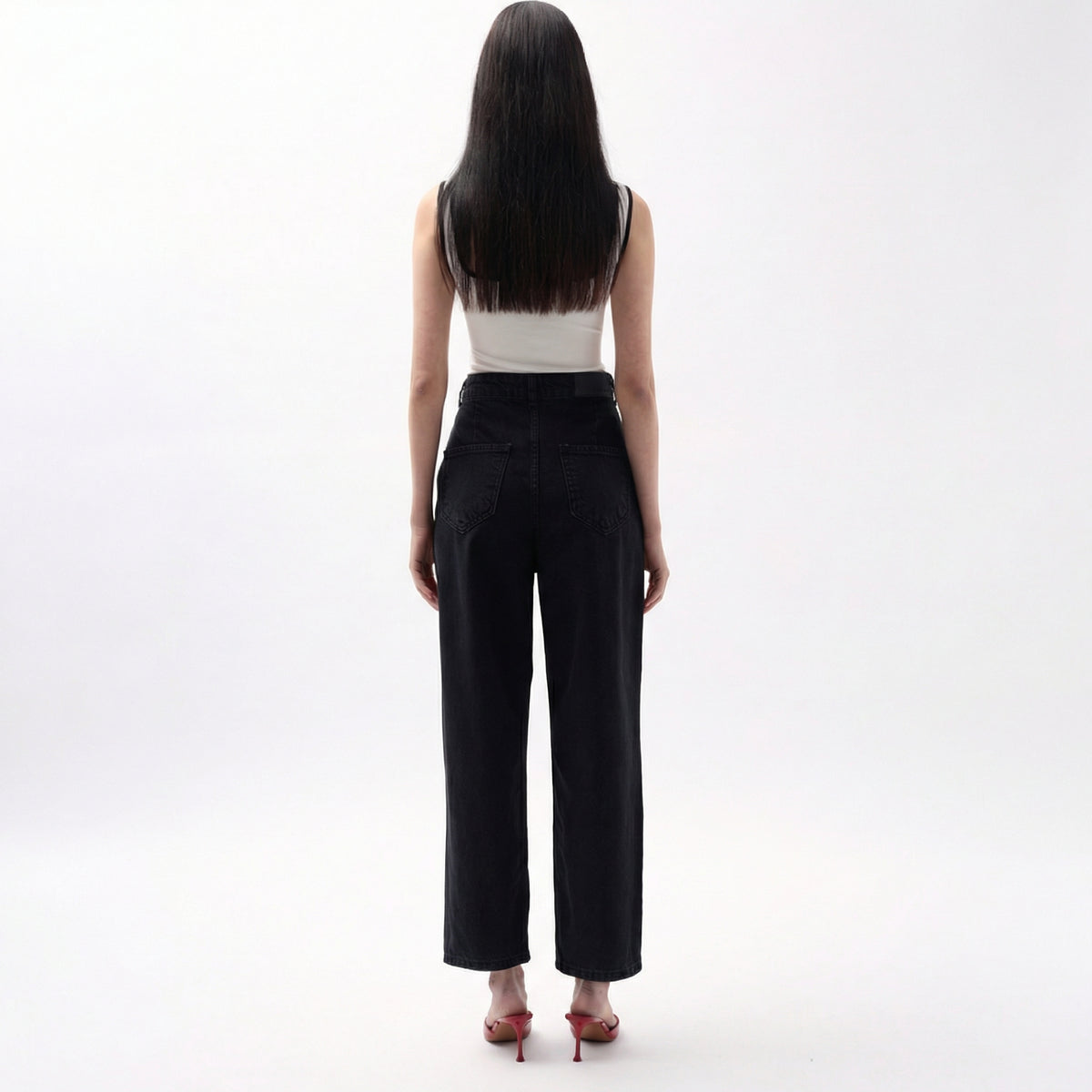 Schwarze Mom Jeans mit hoher Taille, Faltenwurf und geradem Bein