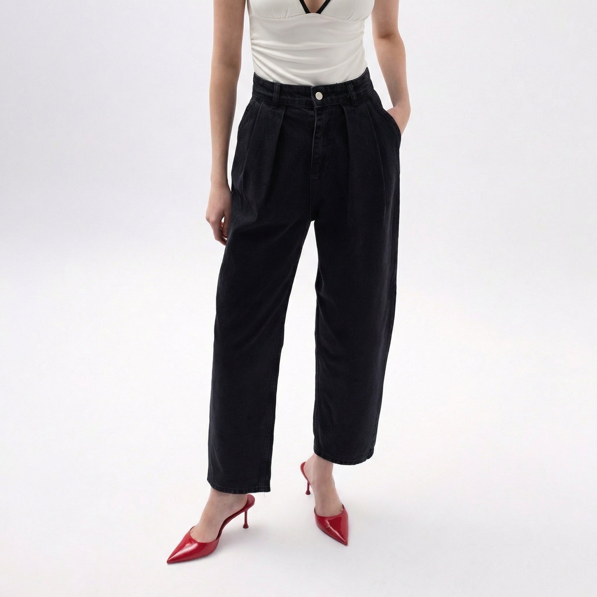 Schwarze Mom Jeans mit hoher Taille, Faltenwurf und geradem Bein