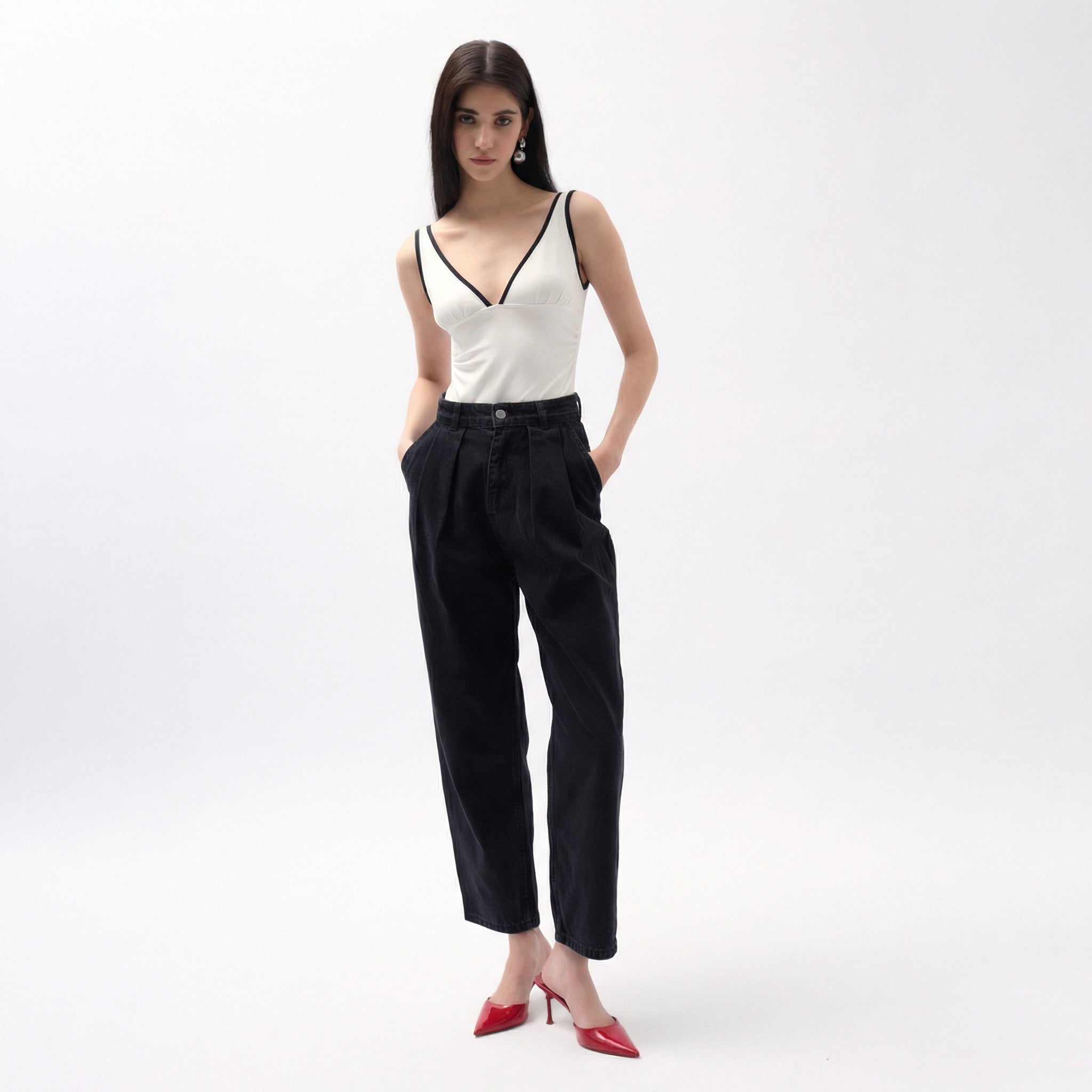 Schwarze Mom Jeans mit hoher Taille, Faltenwurf und geradem Bein