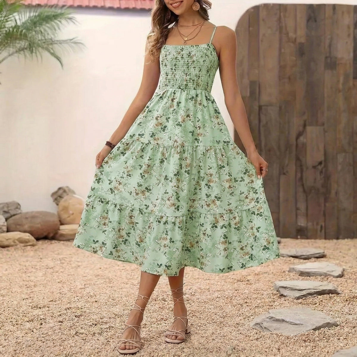 Salbeigrünes florales Midikleid mit Stufenrock und gesmoktem Oberteil
