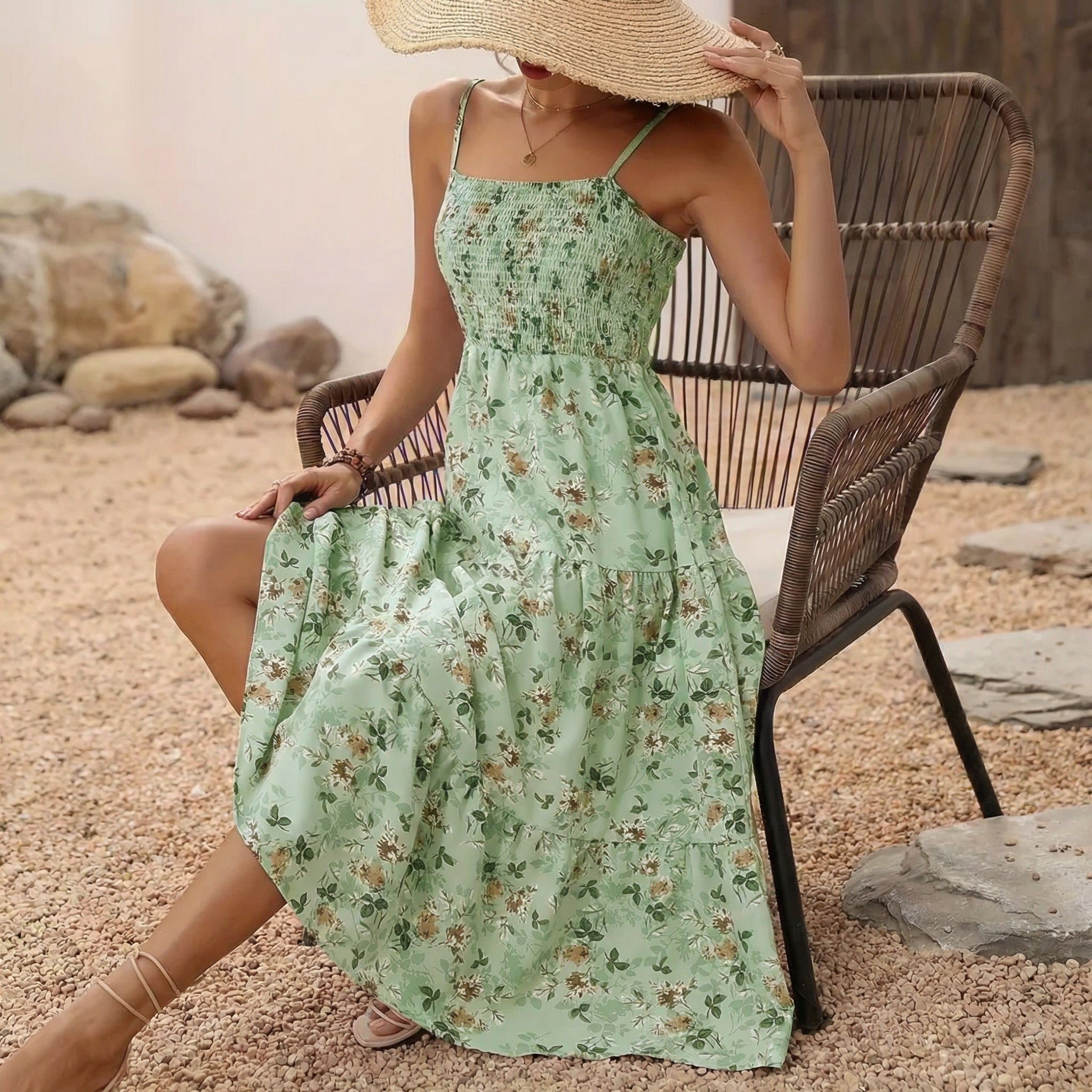 Salbeigrünes florales Midikleid mit Stufenrock und gesmoktem Oberteil