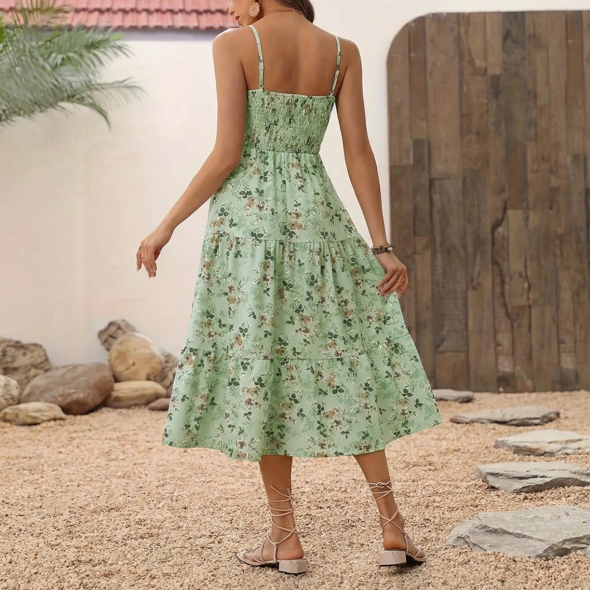 Salbeigrünes florales Midikleid mit Stufenrock und gesmoktem Oberteil