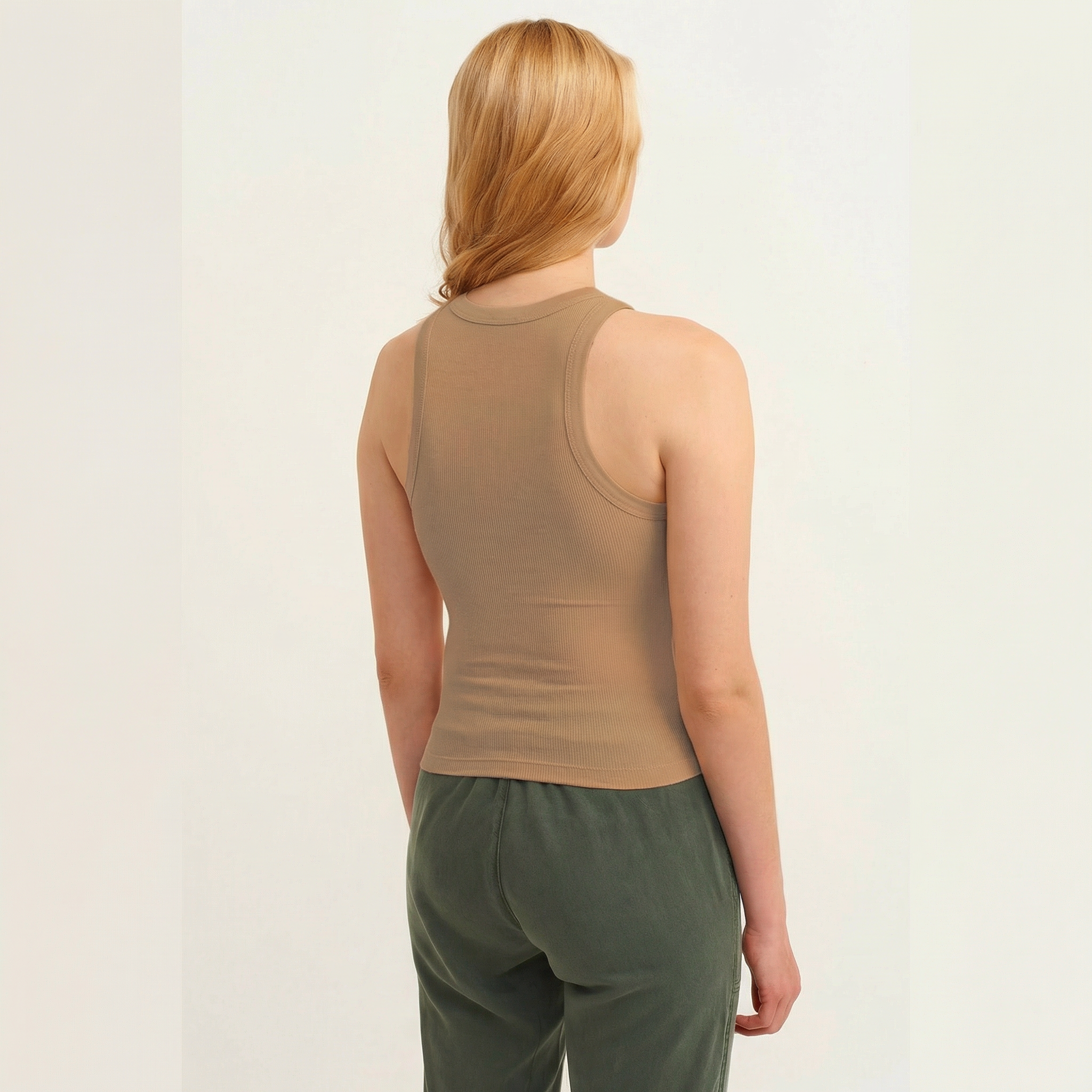 Ärmelloses, geripptes Strick-Top mit Neckholder in neutralem Taupe