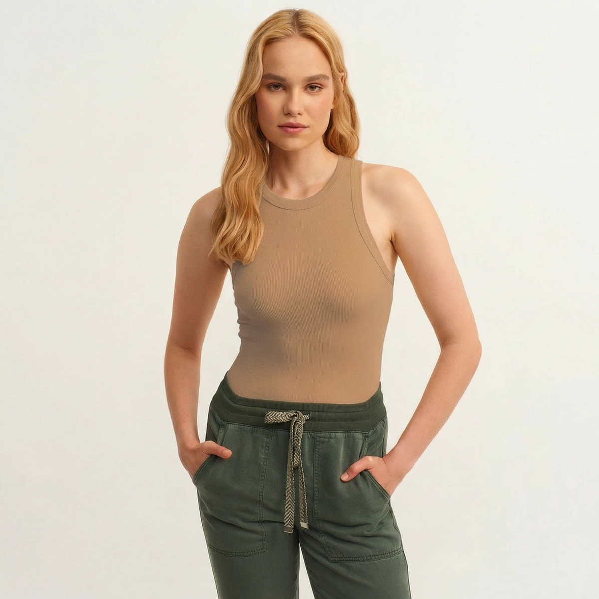 Ärmelloses, geripptes Strick-Top mit Neckholder in neutralem Taupe