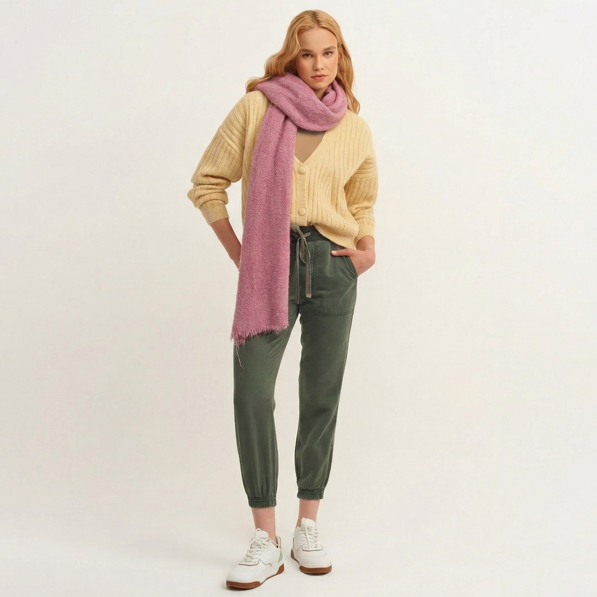 Ärmelloses, geripptes Strick-Top mit Neckholder in neutralem Taupe