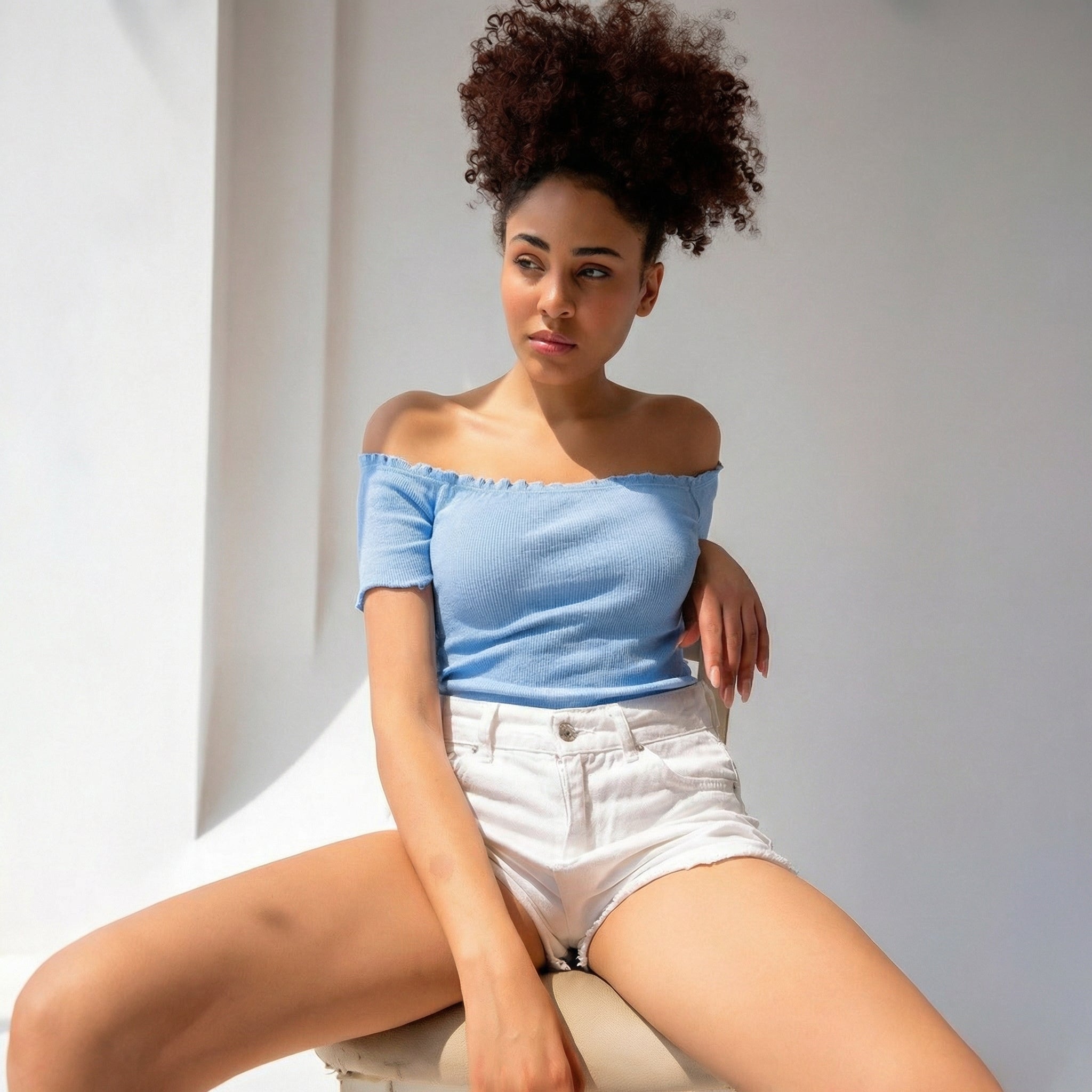 Hellblaue gestrickte Carmen-Kragen Off-Shoulder Crop-Bluse
