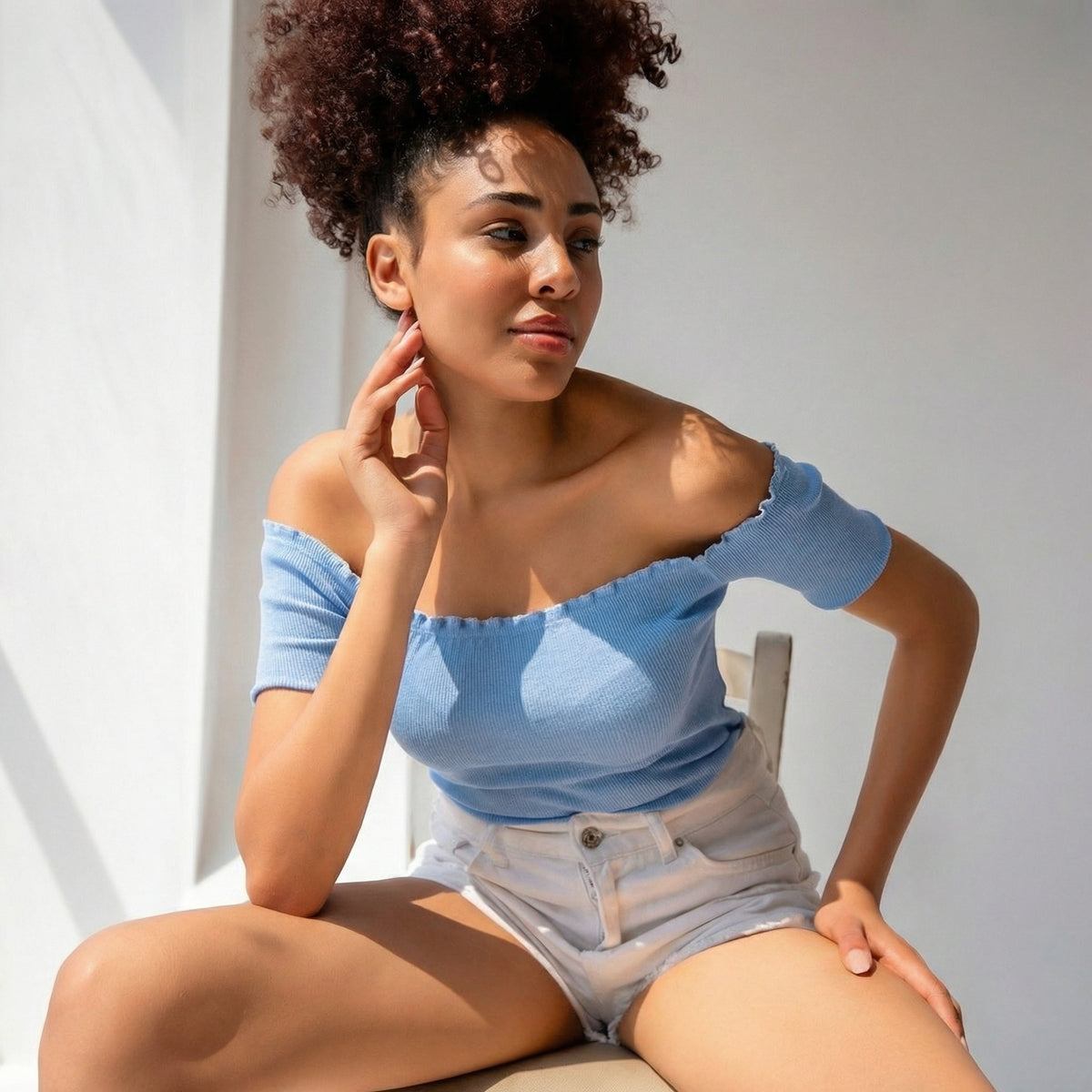 Hellblaue gestrickte Carmen-Kragen Off-Shoulder Crop-Bluse