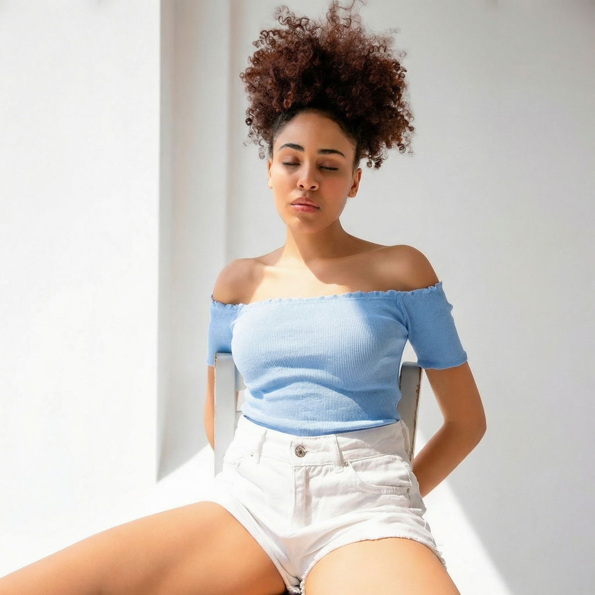 Hellblaue gestrickte Carmen-Kragen Off-Shoulder Crop-Bluse