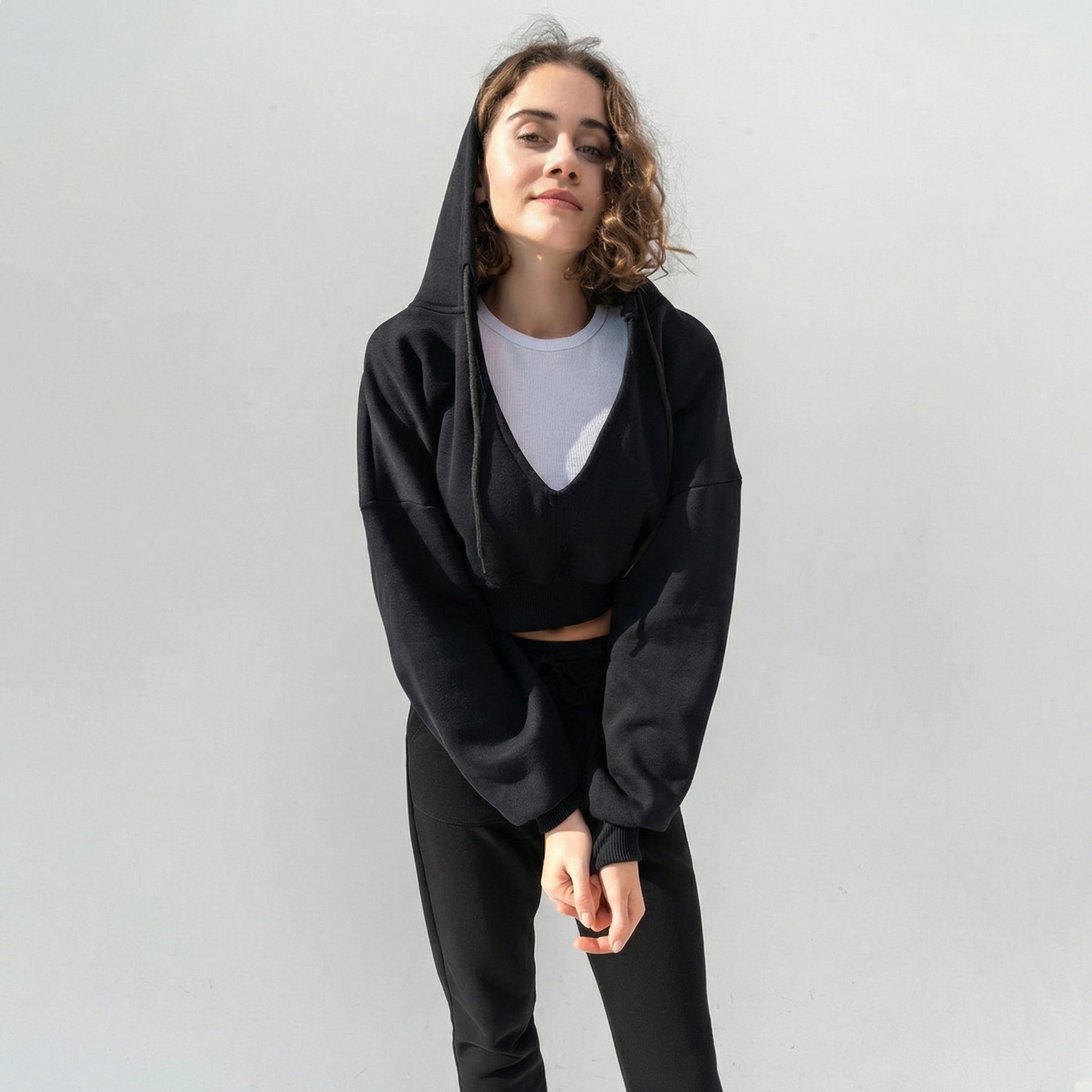 Sweatshirt Scnutach Dubh le Muineál V agus Coir Aistir