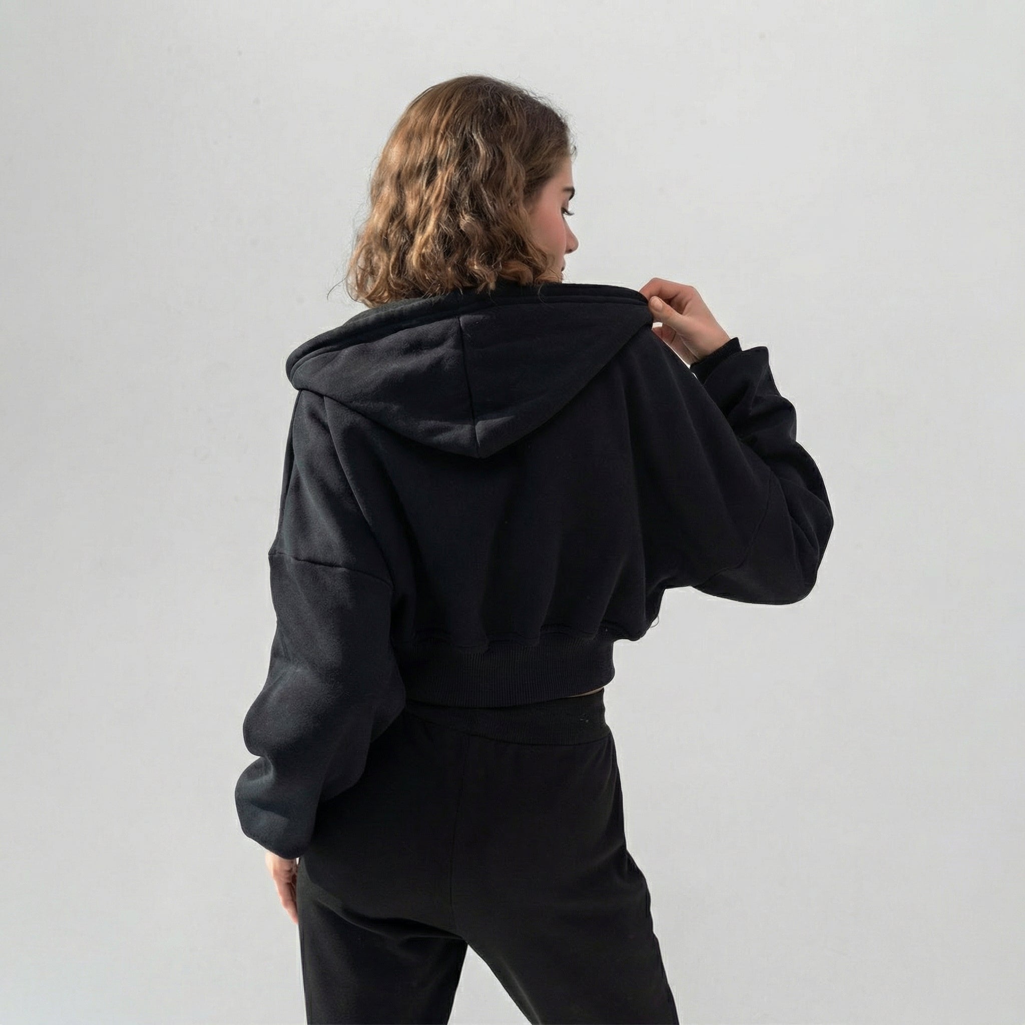 Sweatshirt Scnutach Dubh le Muineál V agus Coir Aistir