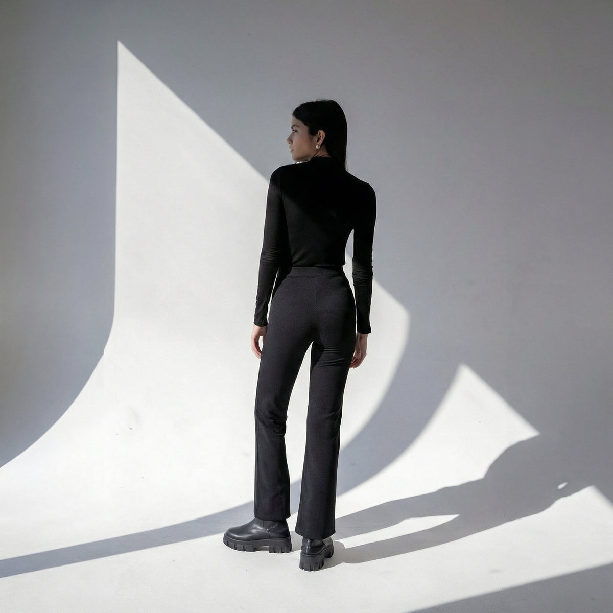 Klassische, hochgeschnittene schmale schwarze Hose mit Ziernähten vorne