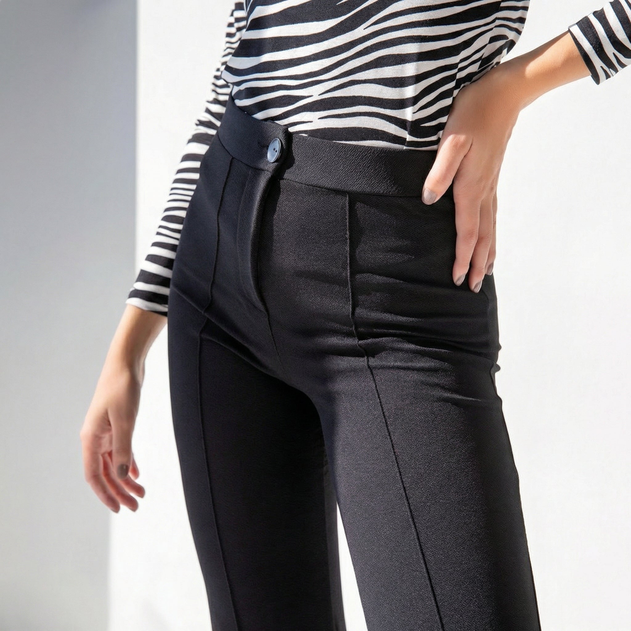 Klassische, hochgeschnittene schmale schwarze Hose mit Ziernähten vorne