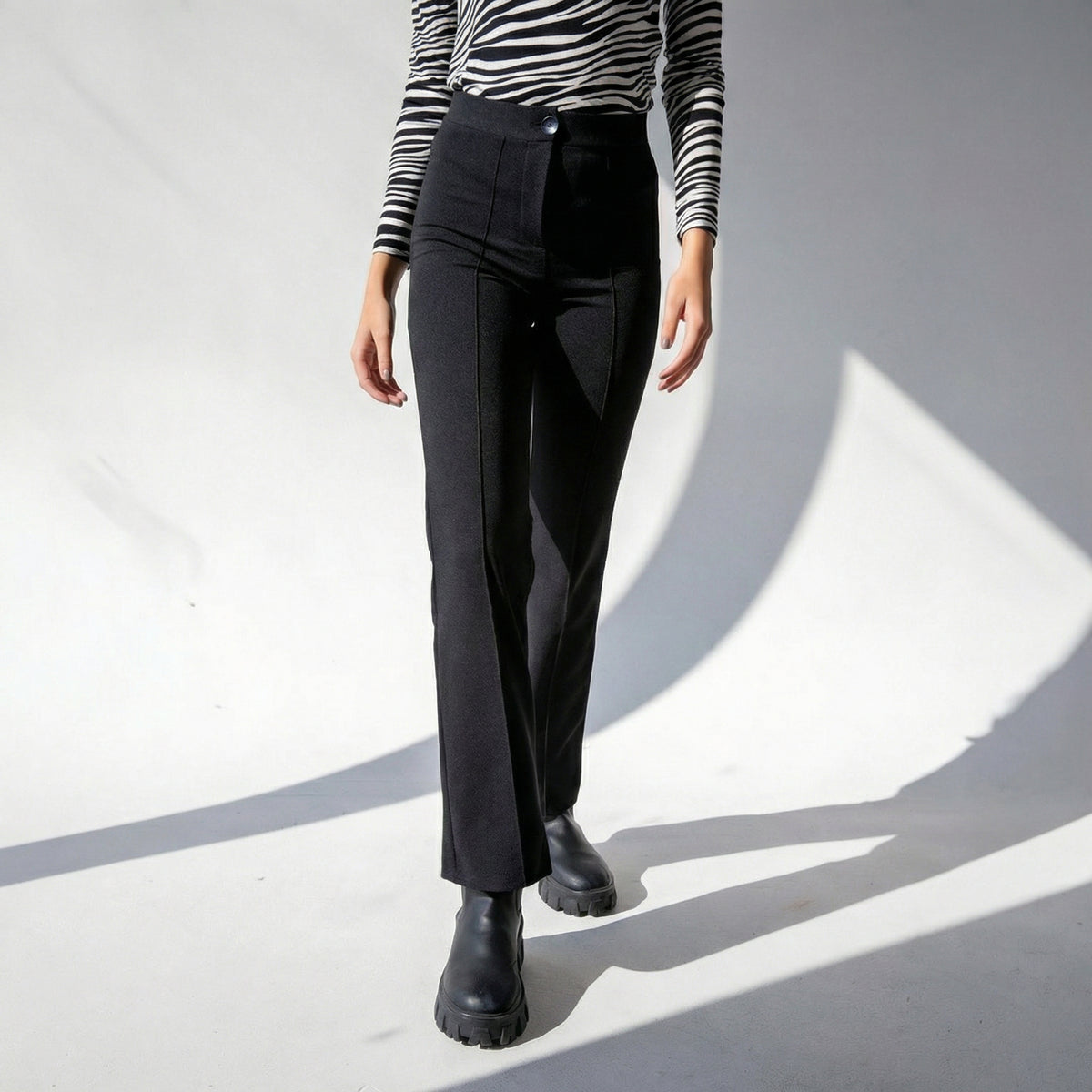 Klassische, hochgeschnittene schmale schwarze Hose mit Ziernähten vorne