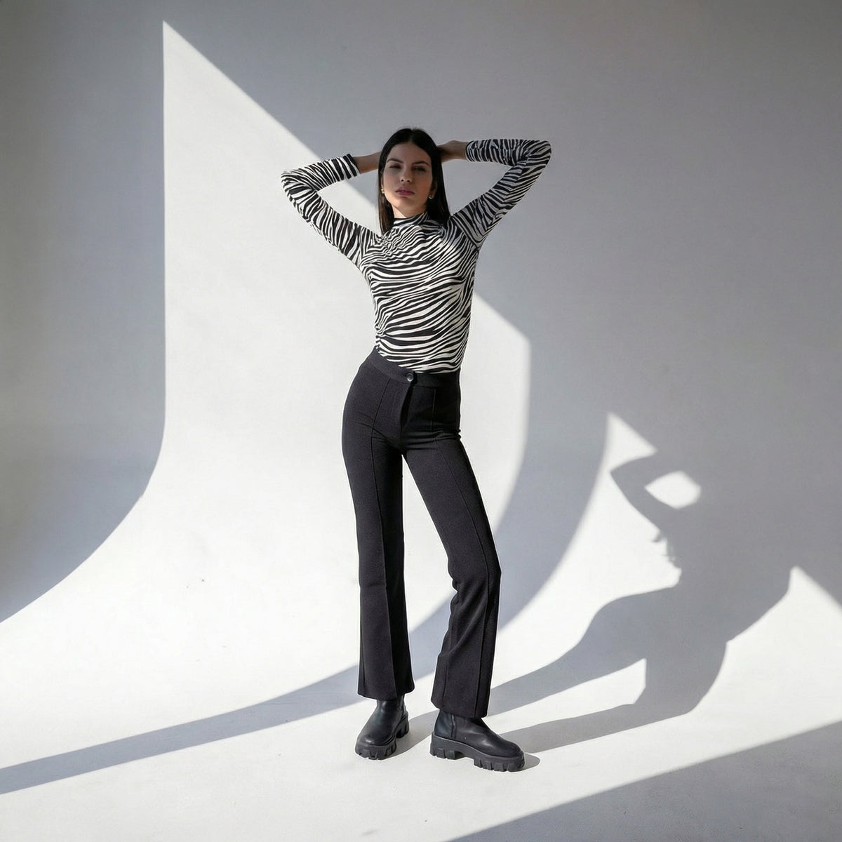 Klassische, hochgeschnittene schmale schwarze Hose mit Ziernähten vorne