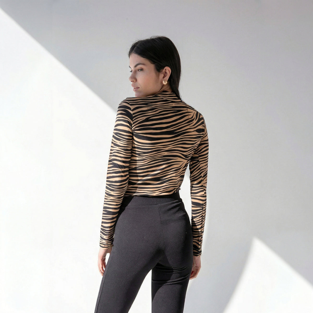 Langarm-Bodysuit mit Stehkragen im Tiger-Print