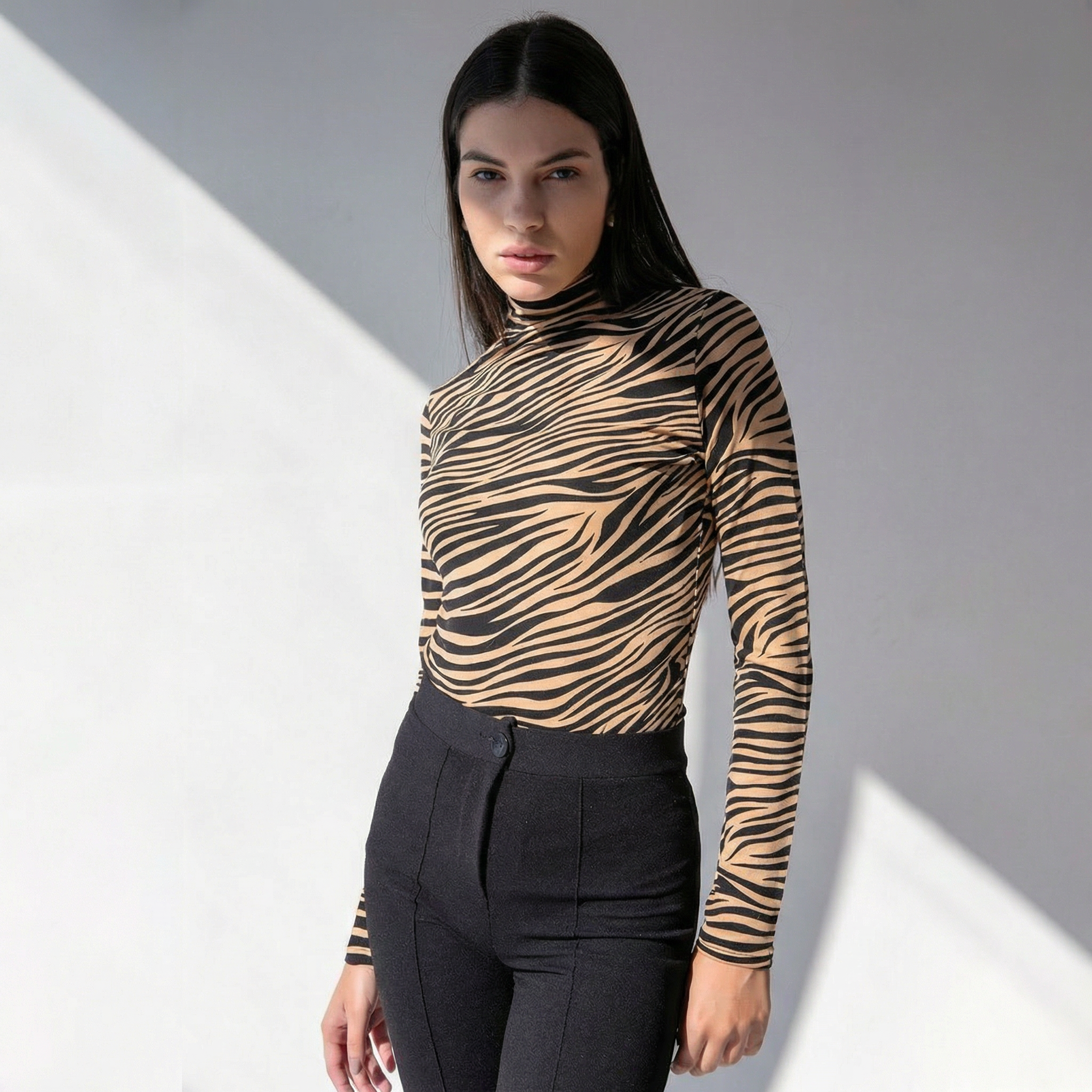 Langarm-Bodysuit mit Stehkragen im Tiger-Print