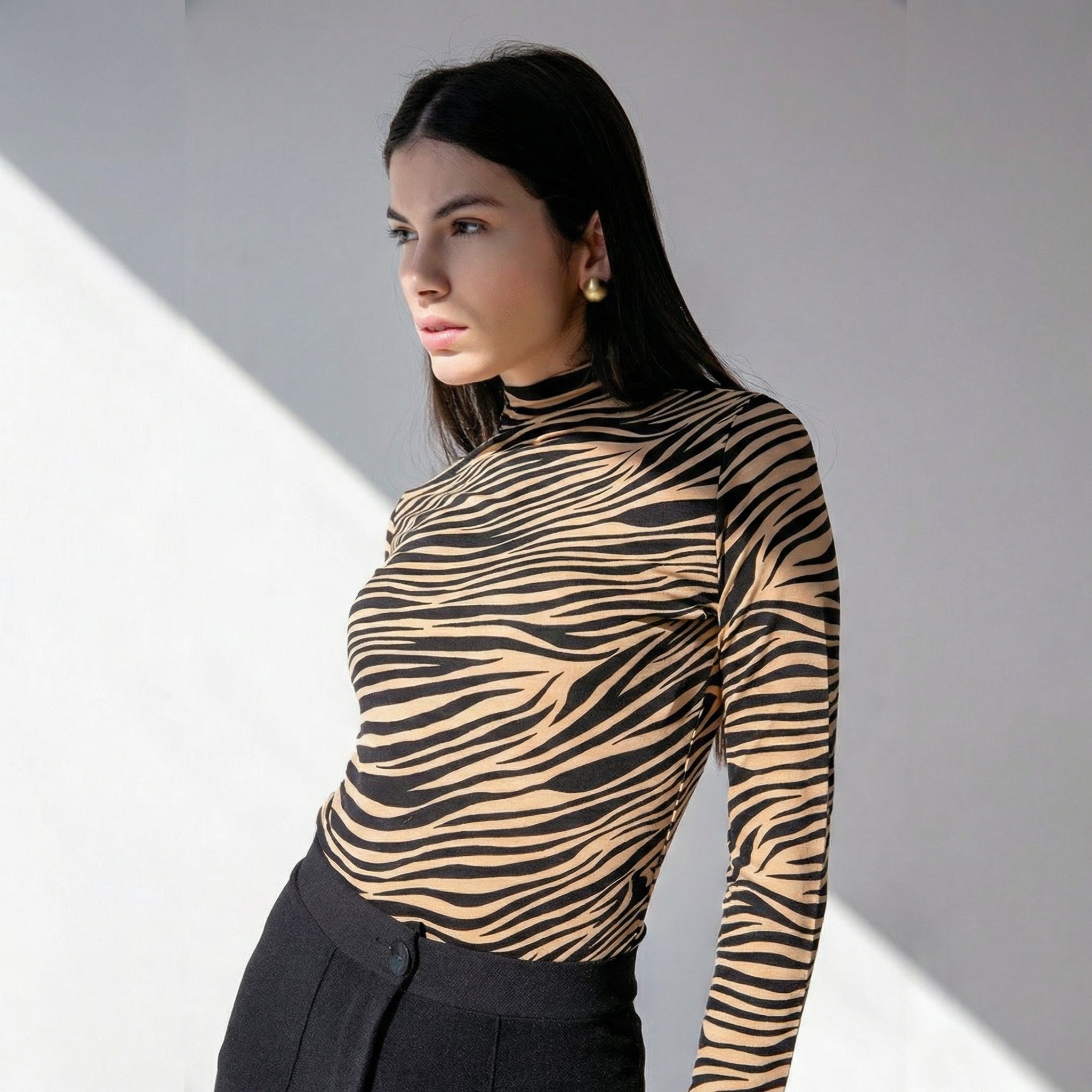 Langarm-Bodysuit mit Stehkragen im Tiger-Print