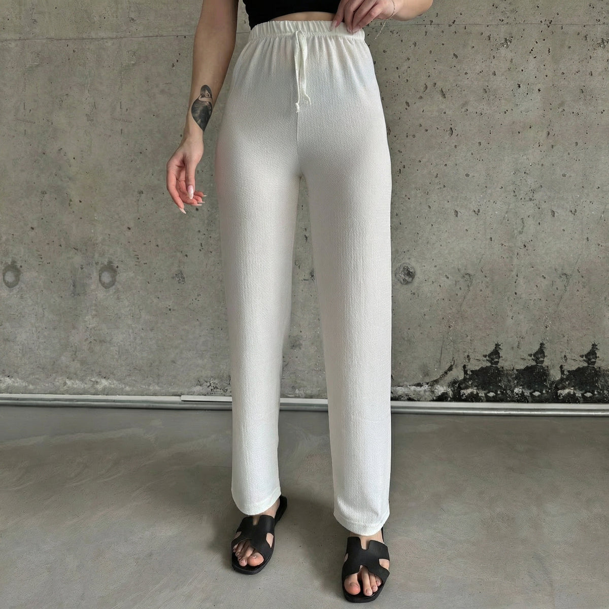 Weiße, strukturierte High-Waist-Hose im Relaxed Fit