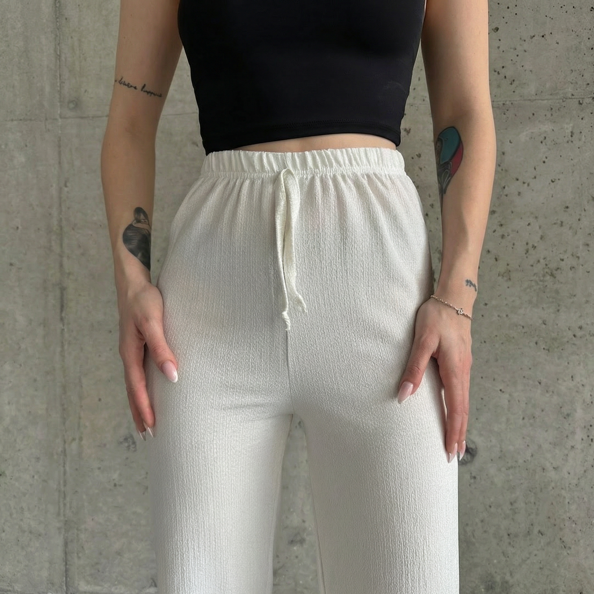 Weiße, strukturierte High-Waist-Hose im Relaxed Fit