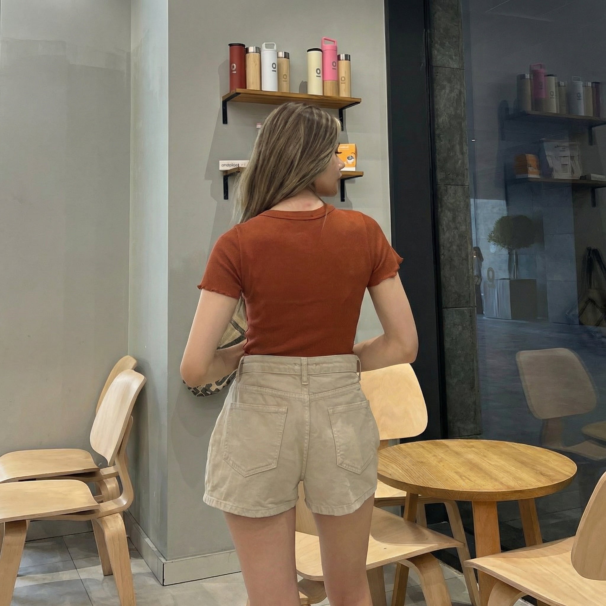 Geripptes Kurzes T-Shirt mit Rüschendetails in Bordeauxrot