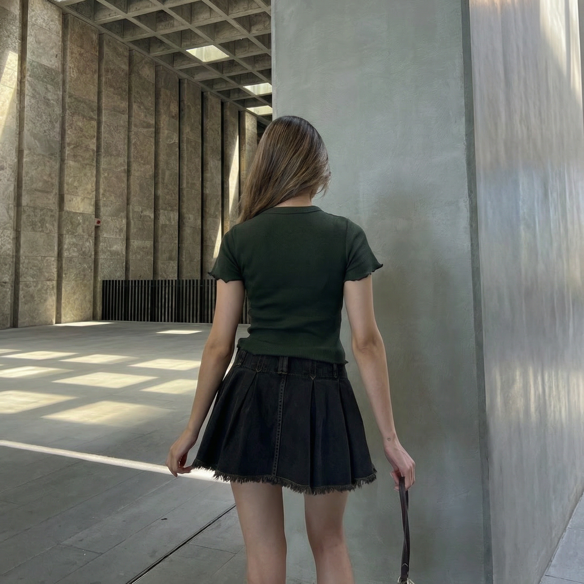 Kurzes Khaki T-Shirt mit Rüschendetails und Kräuselsaum