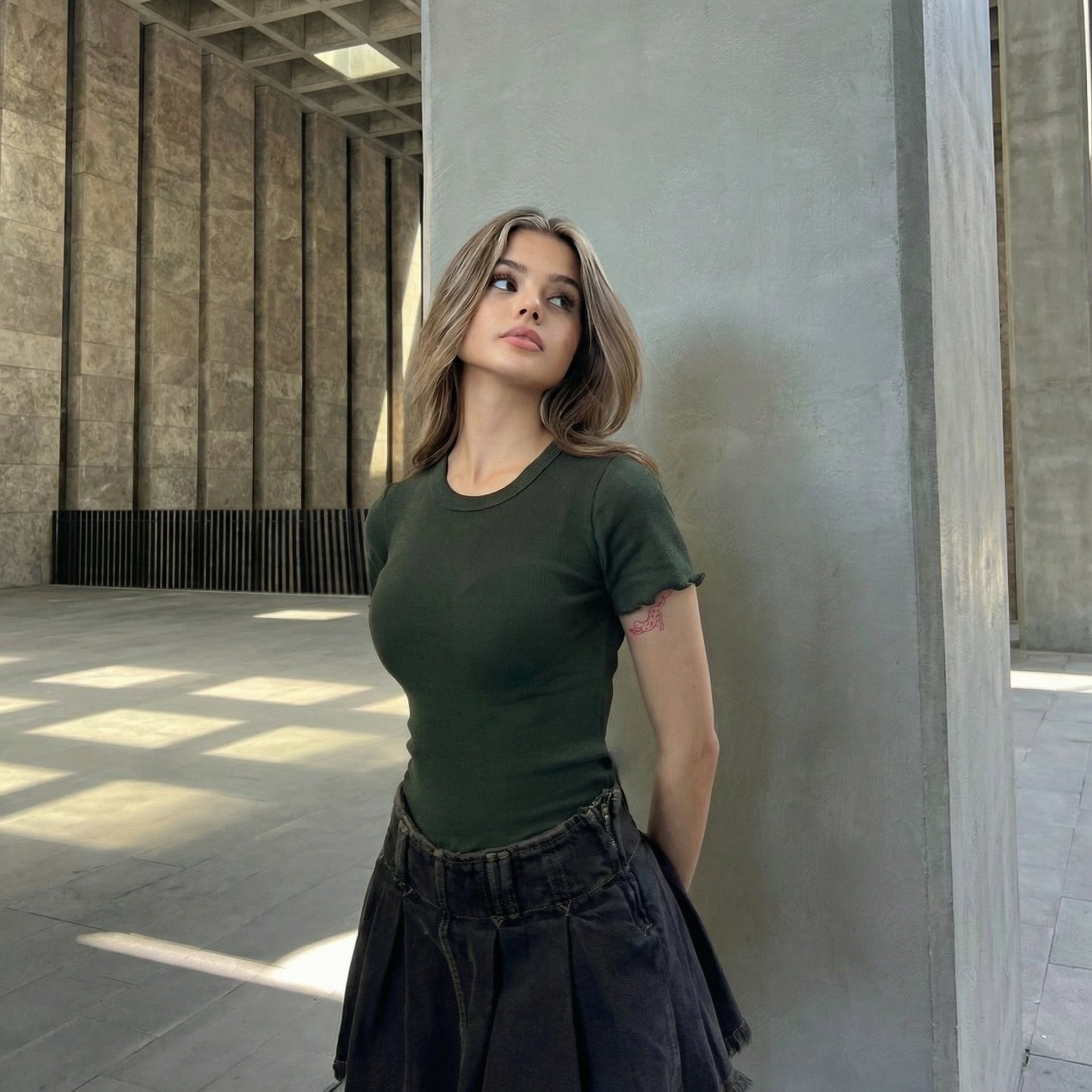 Kurzes Khaki T-Shirt mit Rüschendetails und Kräuselsaum