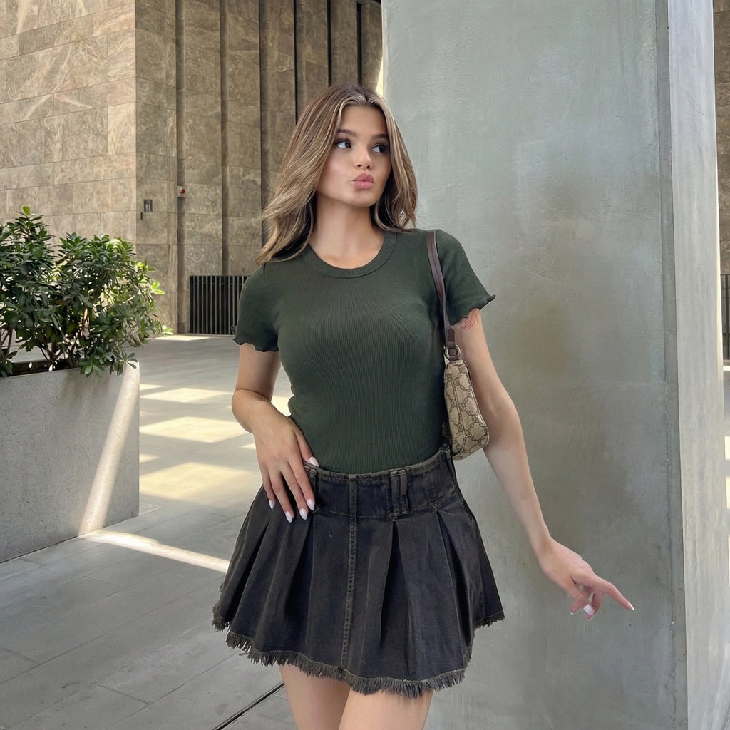Kurzes Khaki T-Shirt mit Rüschendetails und Kräuselsaum