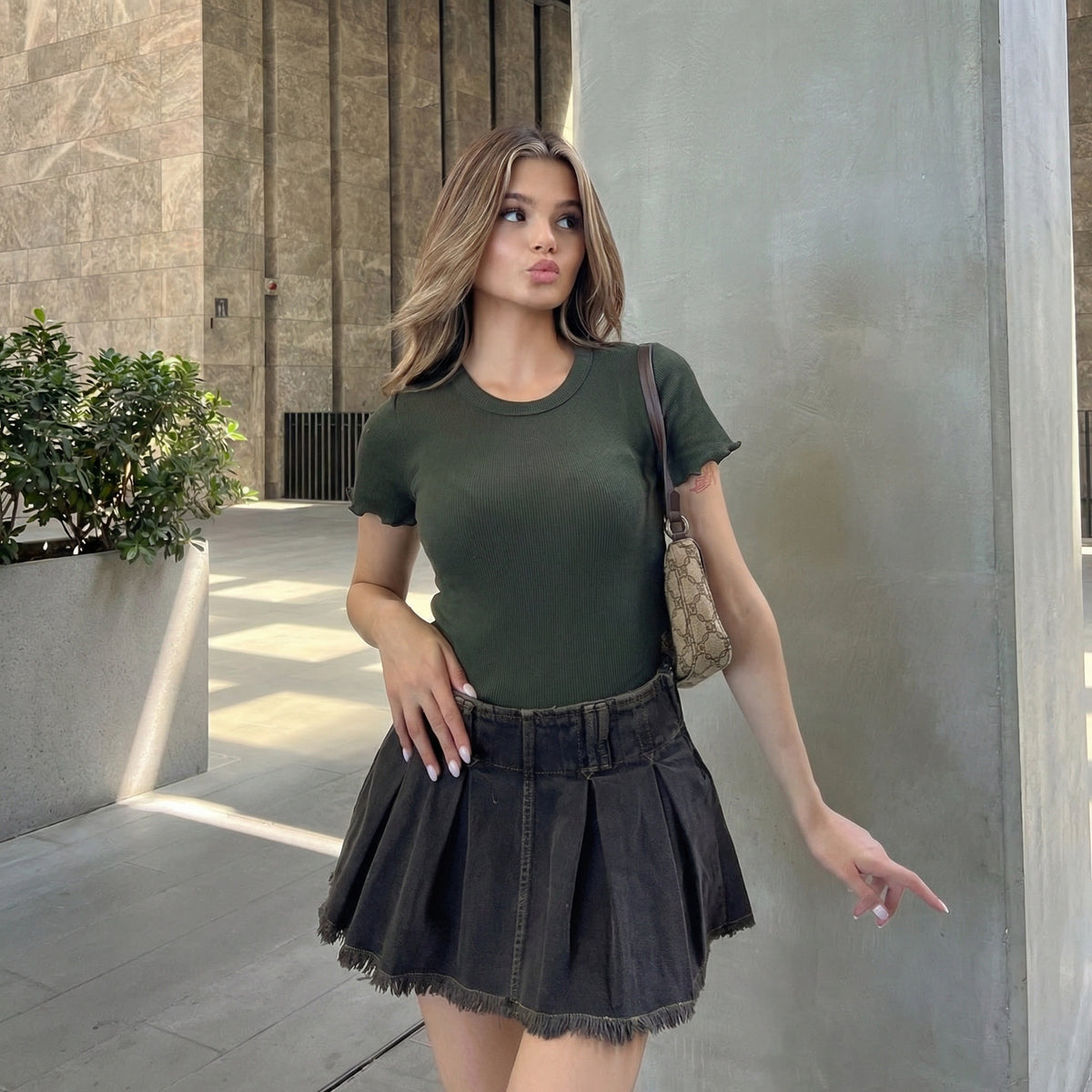 Kurzes Khaki T-Shirt mit Rüschendetails und Kräuselsaum