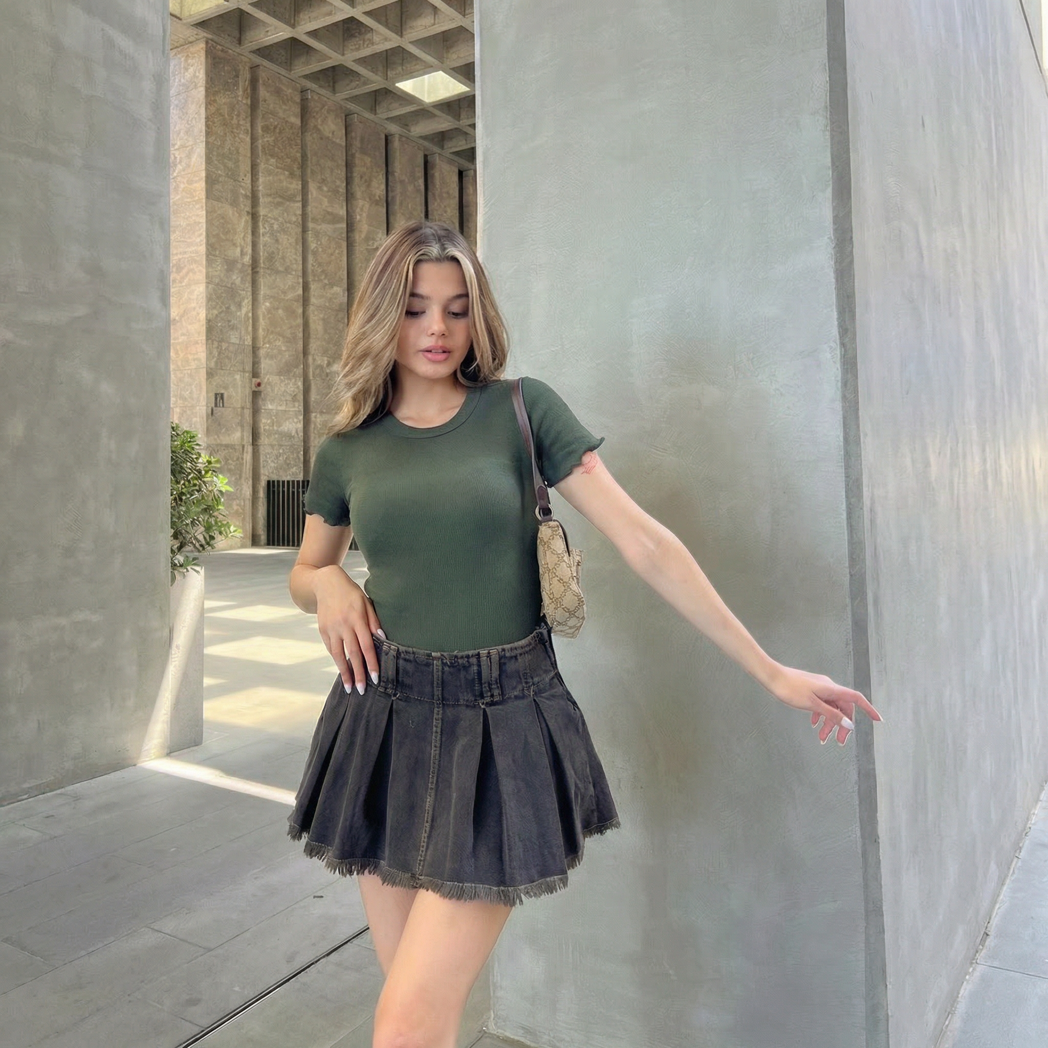 Kurzes Khaki T-Shirt mit Rüschendetails und Kräuselsaum