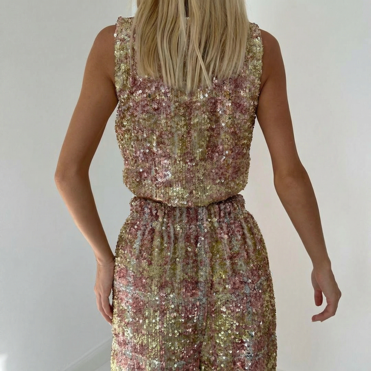 Goldglänzendes Pailletten-Crop-Top und weite Hose im Set