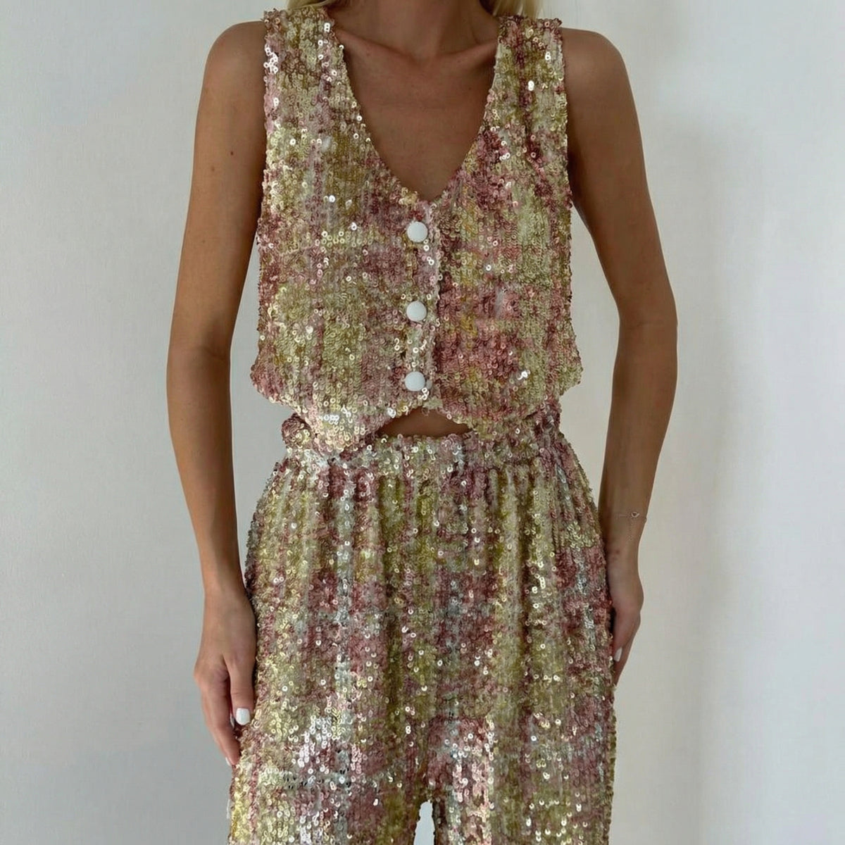 Goldglänzendes Pailletten-Crop-Top und weite Hose im Set