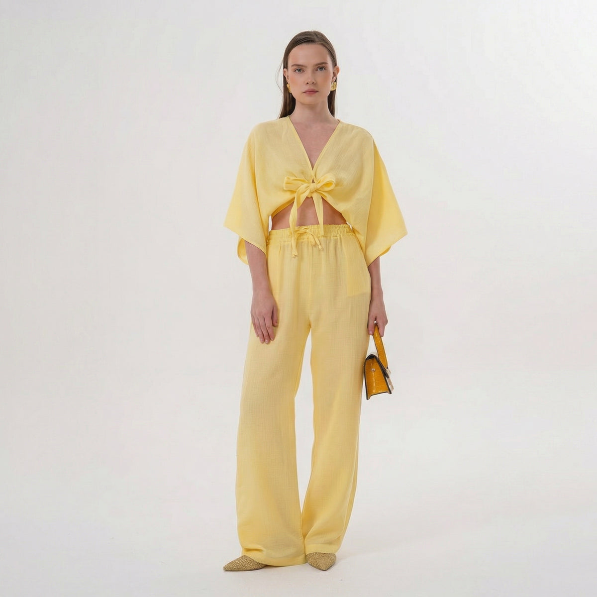 Gelbe Cropped-Bluse zum Binden mit weiten, drapierten Ärmeln