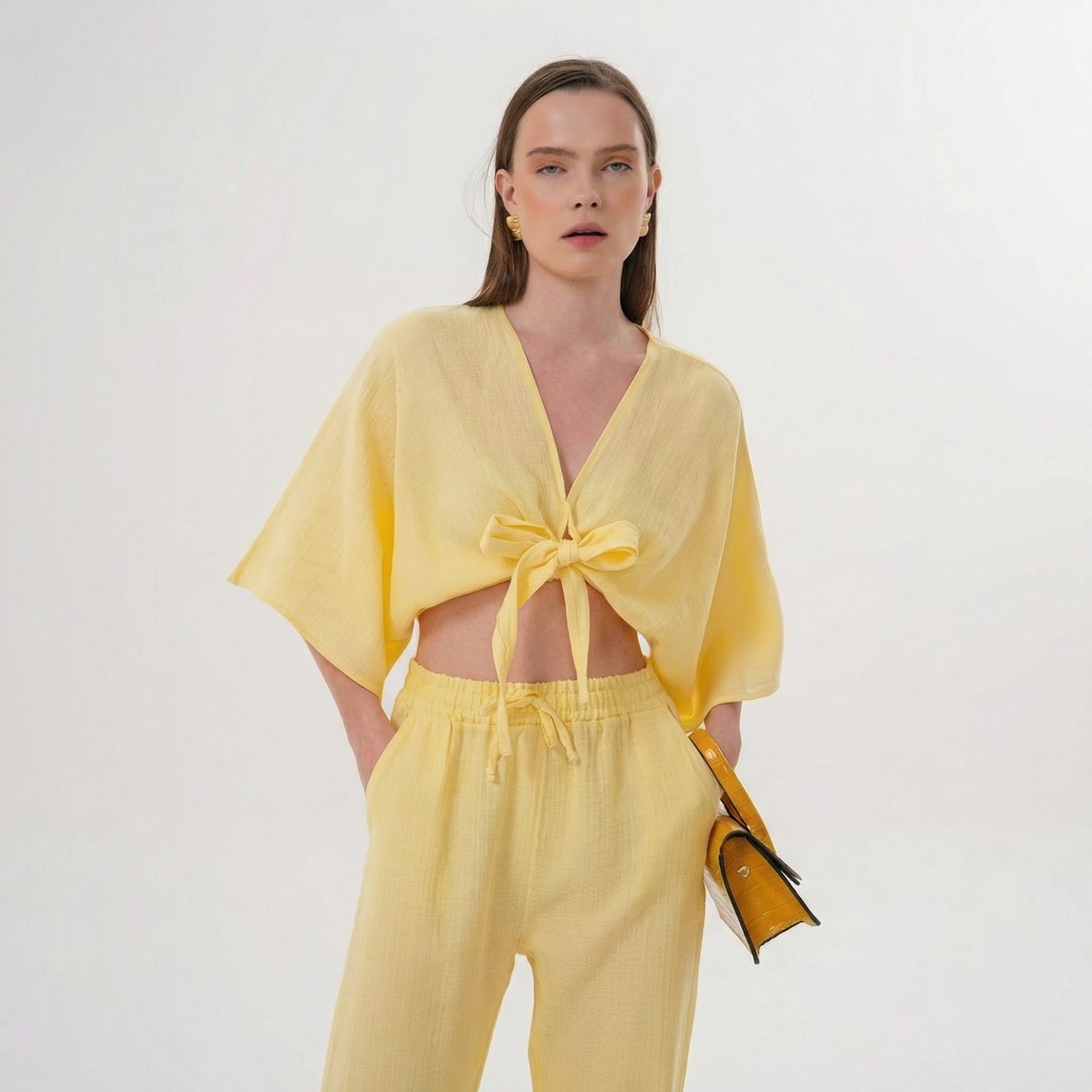 Gelbe Cropped-Bluse zum Binden mit weiten, drapierten Ärmeln