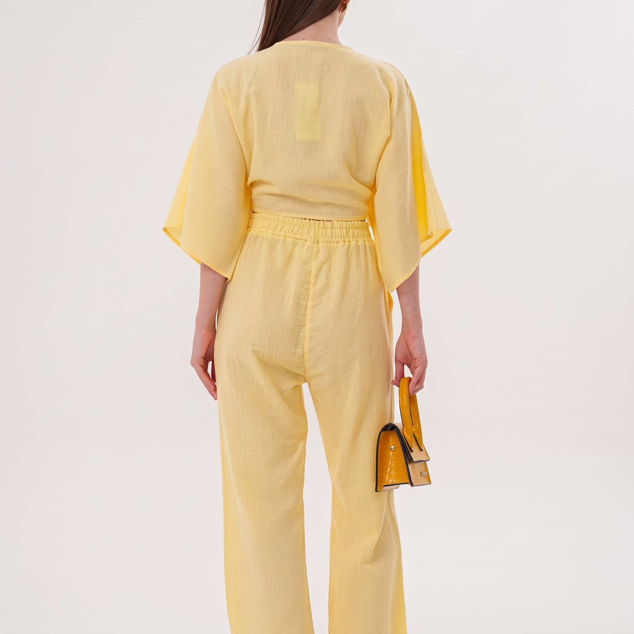 Gelbe Cropped-Bluse zum Binden mit weiten, drapierten Ärmeln