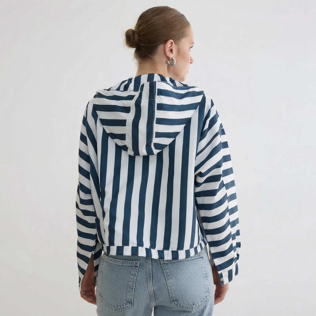 Blau-weiß gestreifte lässige Kapuzen-Windjacke