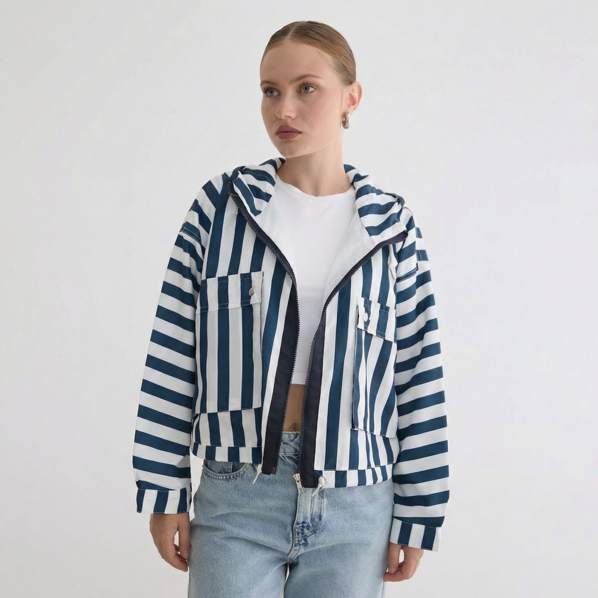 Blau-weiß gestreifte lässige Kapuzen-Windjacke