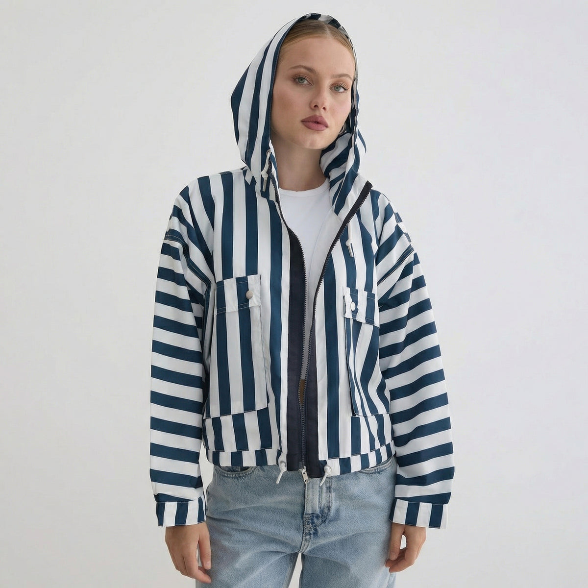 Blau-weiß gestreifte lässige Kapuzen-Windjacke