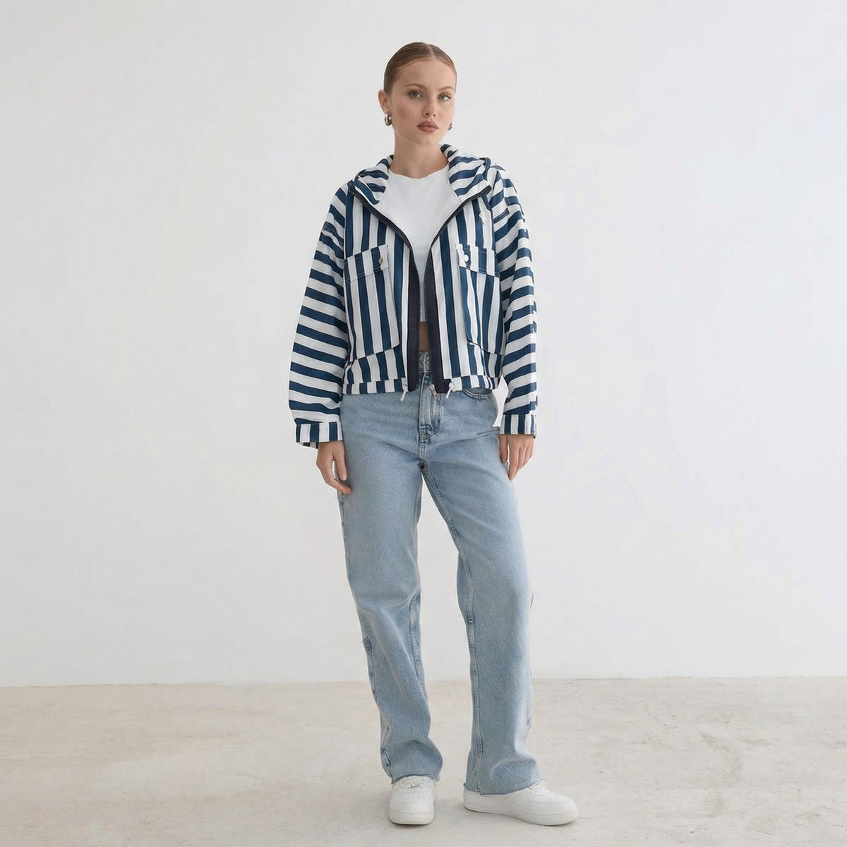 Blau-weiß gestreifte lässige Kapuzen-Windjacke