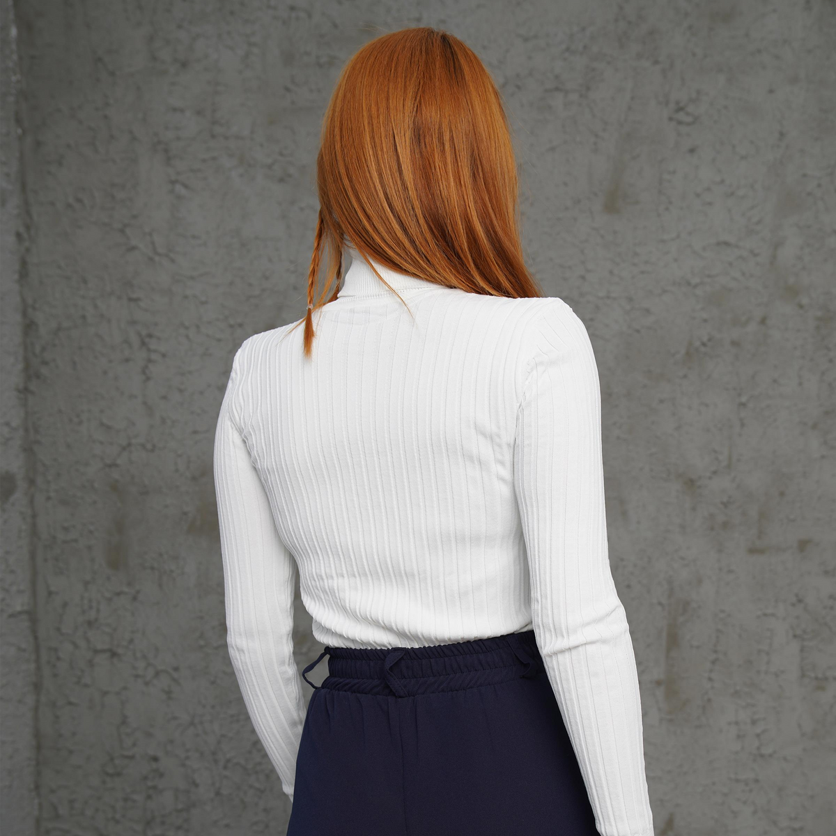 Eleganter, weißer, figurbetonter Rippstrick-Rollkragenpullover